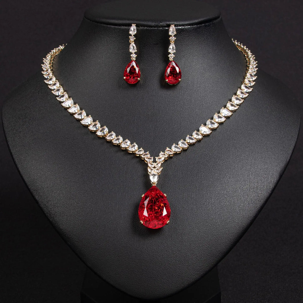 Parure collier et boucles d'oreilles goutte rubis luxe pour tenue de soirée