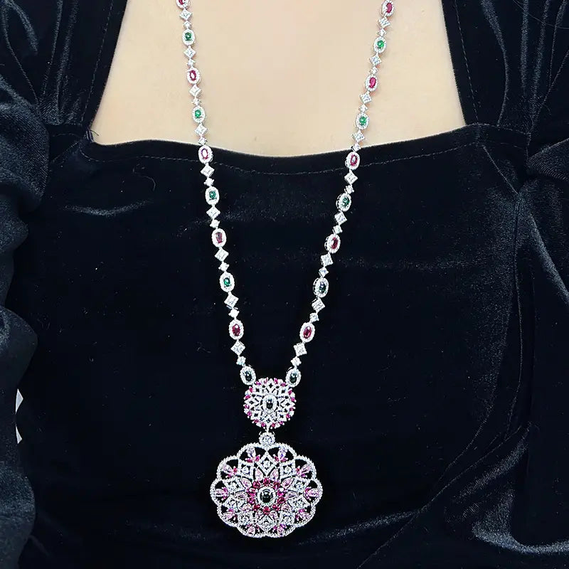 Collier diamant ajouré motif couronne de fleurs tendance