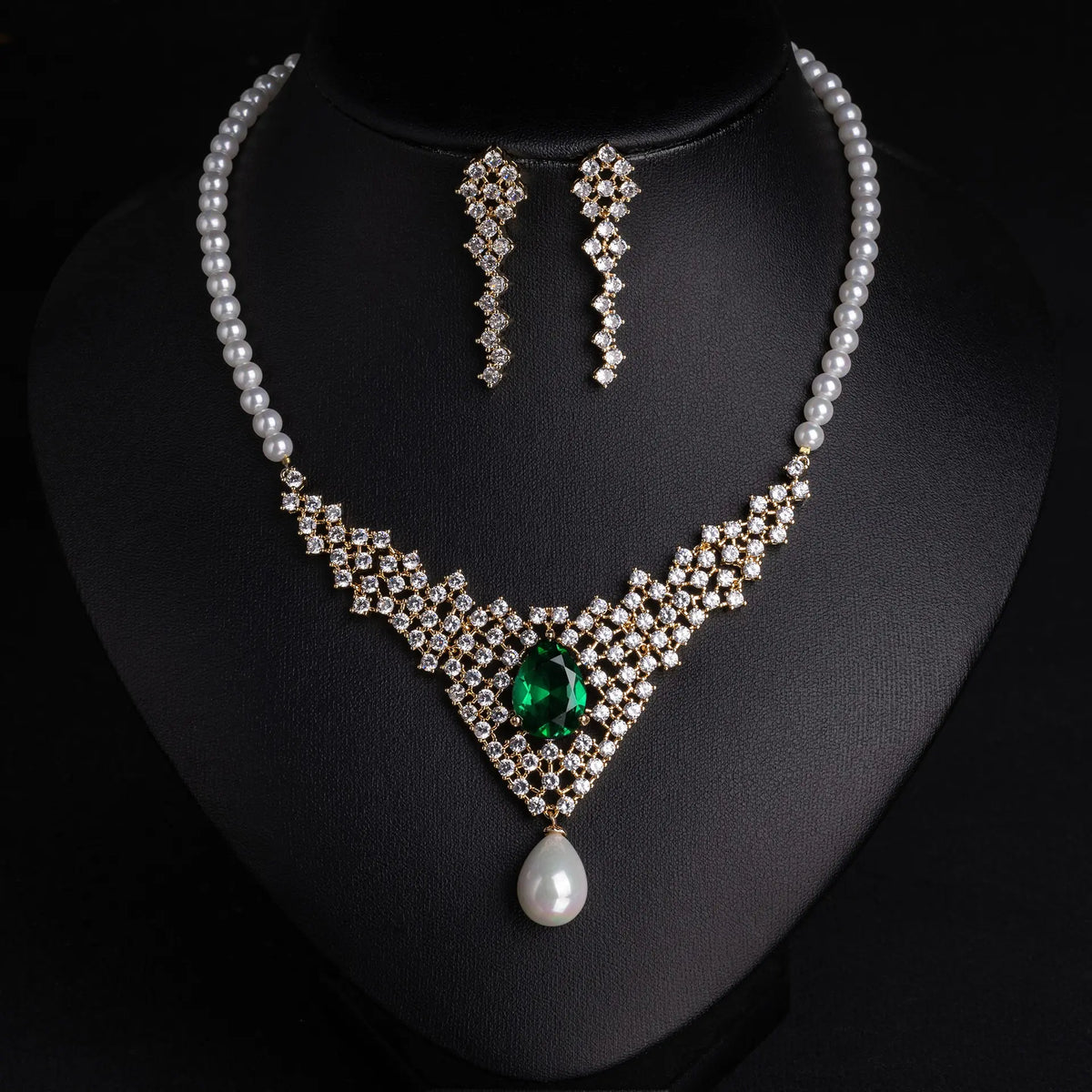 Parure collier et boucles d'oreilles de luxe perle et cristal rouge rubis