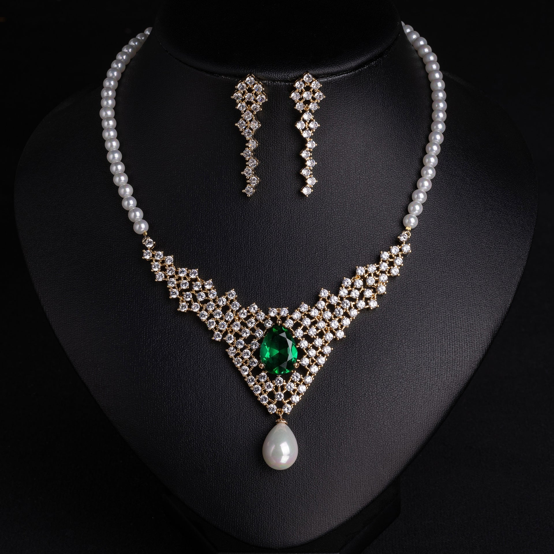 Parure collier et boucles d'oreilles de luxe perle et cristal rouge rubis
