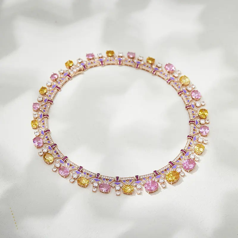 Collier en émail et pierres précieuses plaqué or