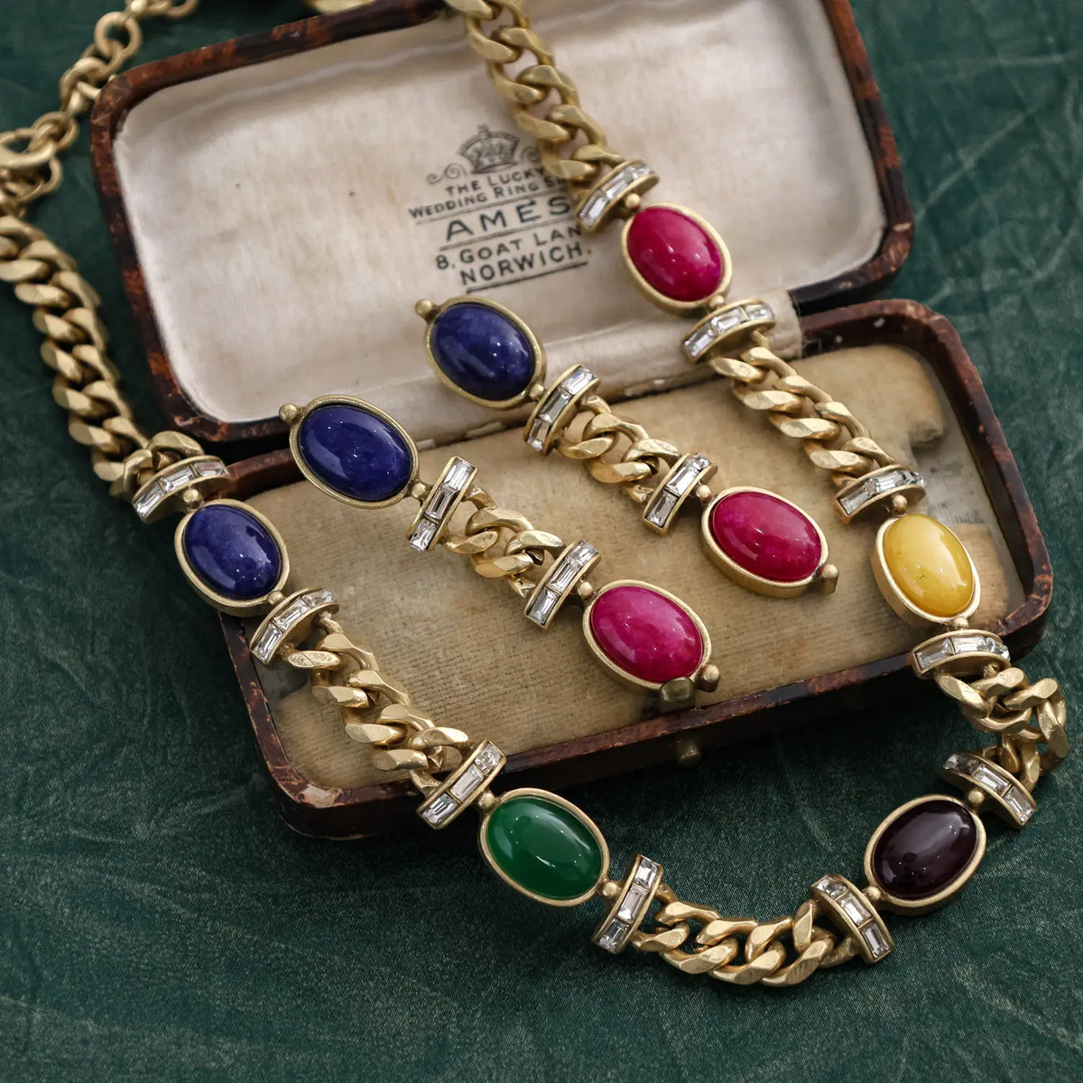 Parure de bijoux médiévaux en pierres précieuses de couleur