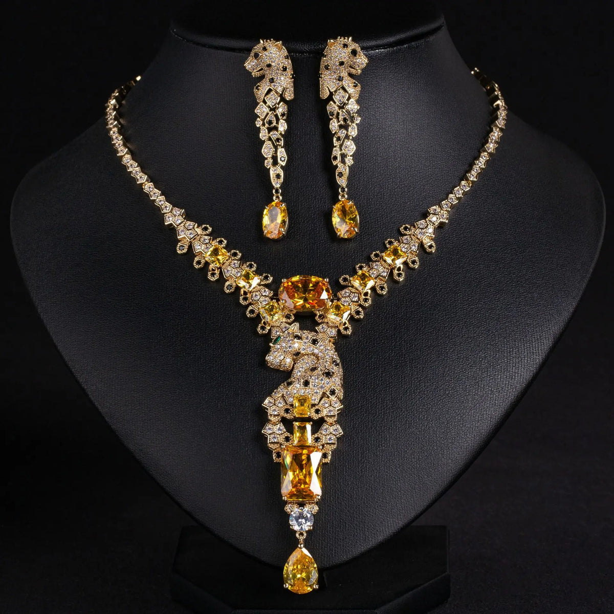 Parure de bijoux collier et boucles d'oreilles de luxe rubis royal