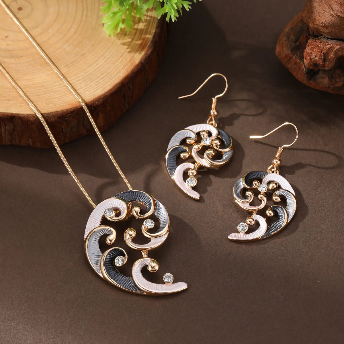 Série de boucles d'oreilles et colliers en pétales géométriques creux