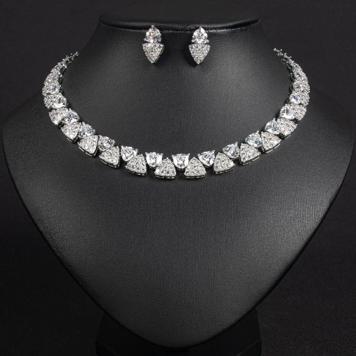 Parure collier et boucles d'oreilles élégante avec gemmes triangulaires géométriques