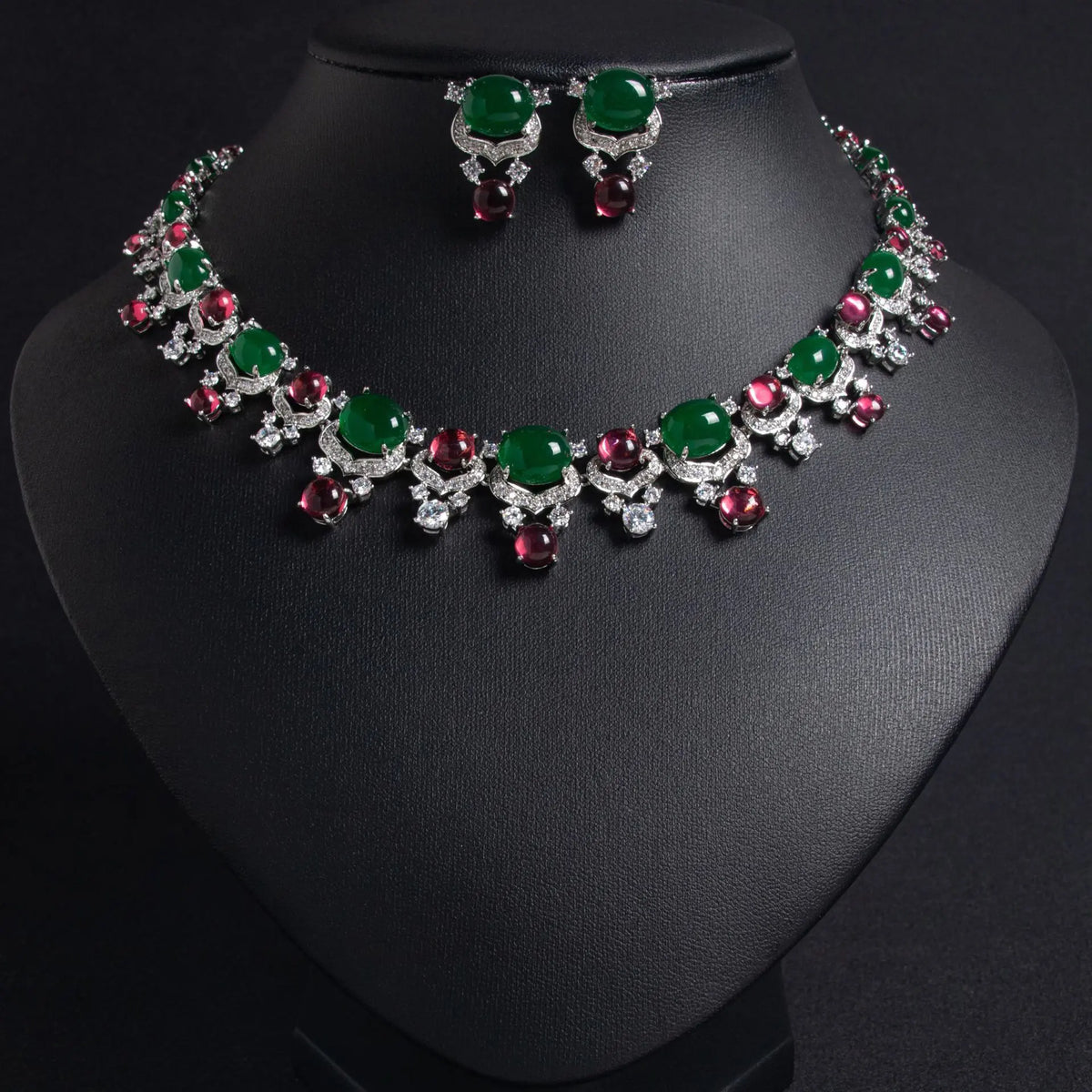 Parure collier et boucles d'oreilles de luxe en cristal vert émeraude et rouge rubis
