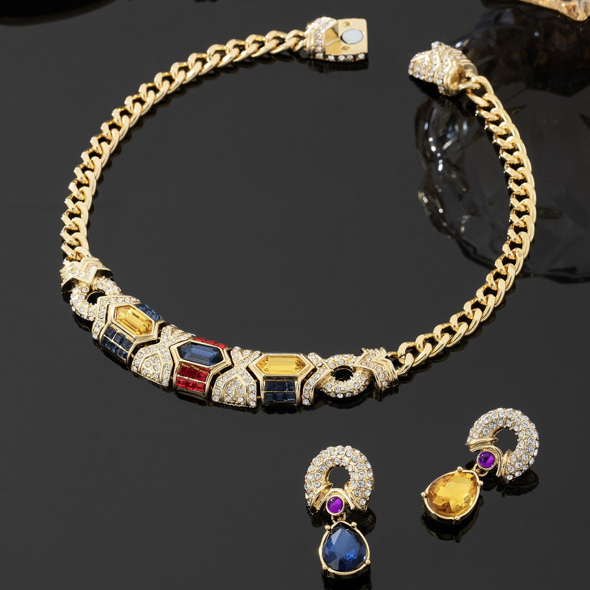 Ensemble collier et boucles d'oreilles de luxe léger rétro médiéval exagéré et magnifique, de style classique