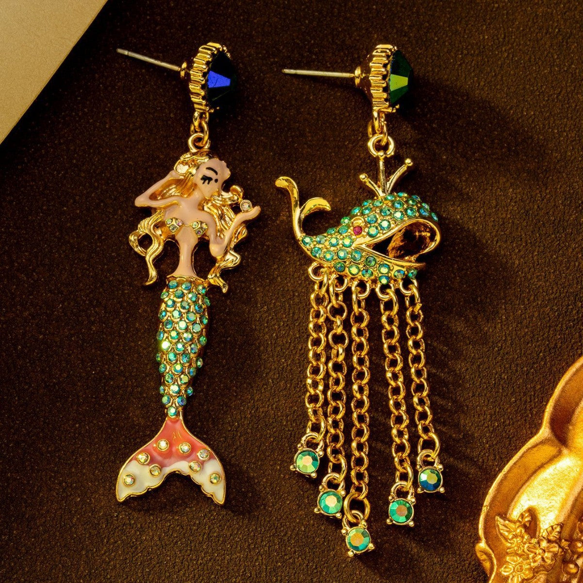 Boucles d'oreilles sirène asymétriques vintage en émail baleine entièrement serties de diamants