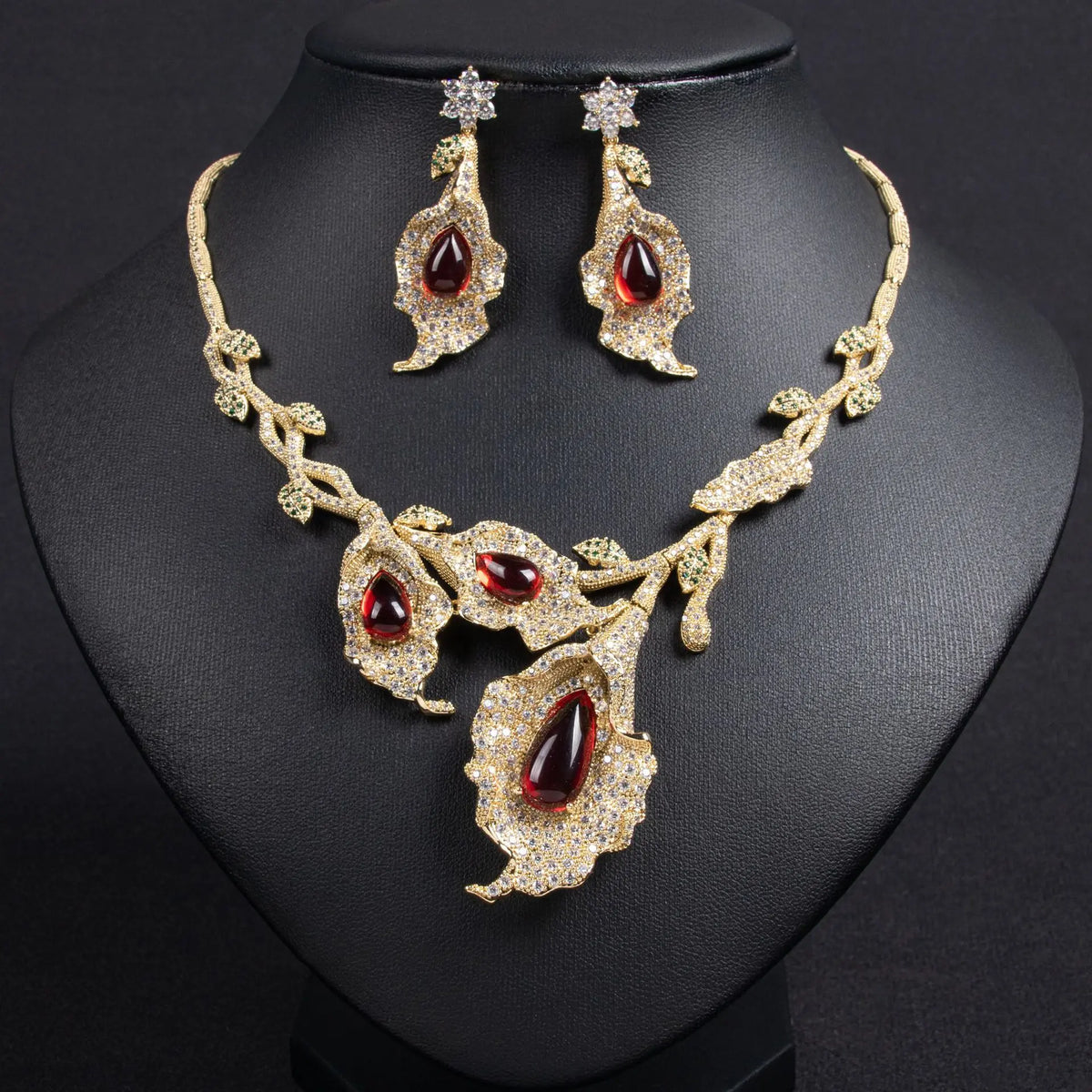 Parure de bijoux de luxe avec collier et boucles d'oreilles en cristal rouge en forme de goutte