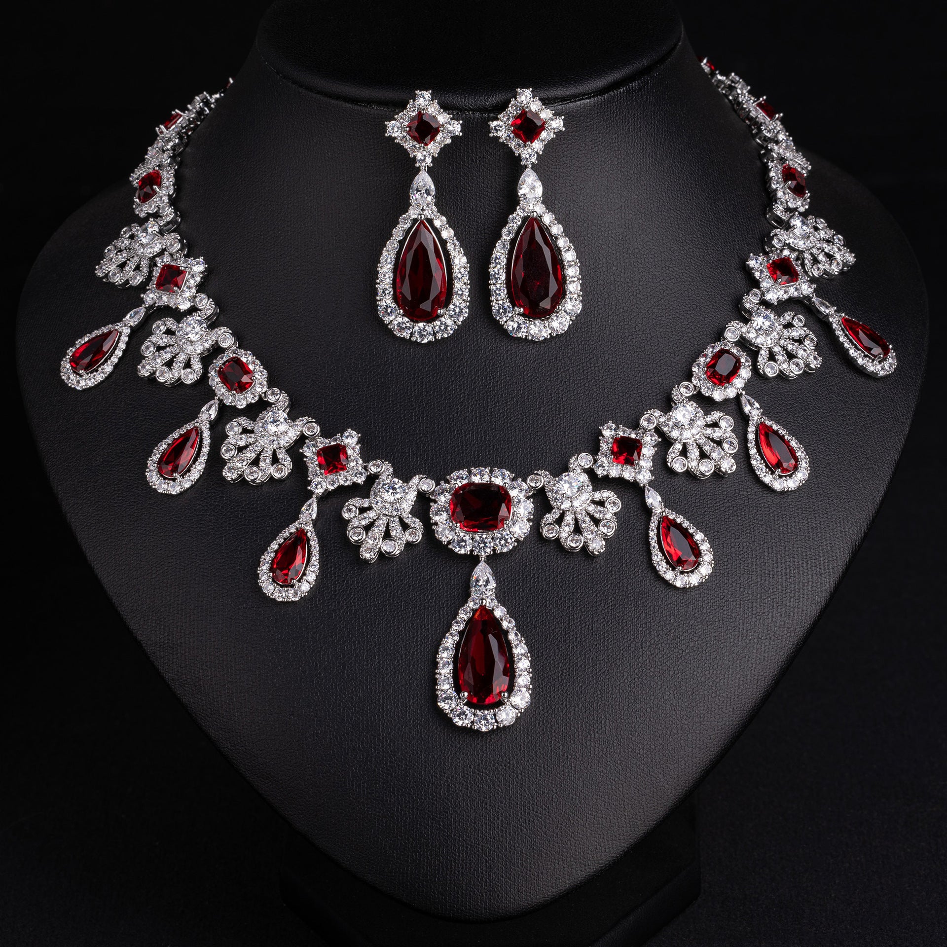Ensemble collier et boucles d'oreilles goutte d'eau diamant de luxe pour l'industrie lourde