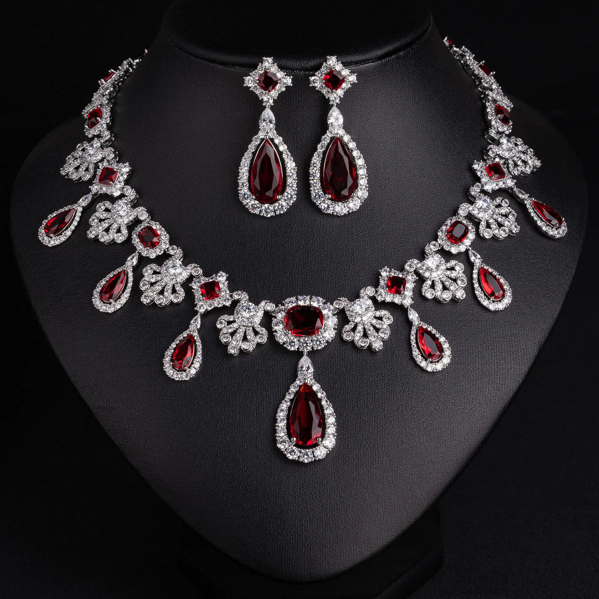 Ensemble collier et boucles d'oreilles goutte d'eau diamant de luxe pour l'industrie lourde