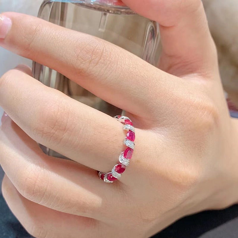 Bague empilable minimaliste en cristal rubis