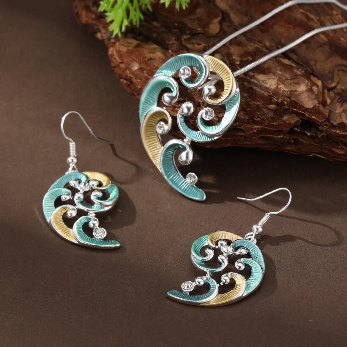 Série de boucles d'oreilles et colliers en pétales géométriques creux