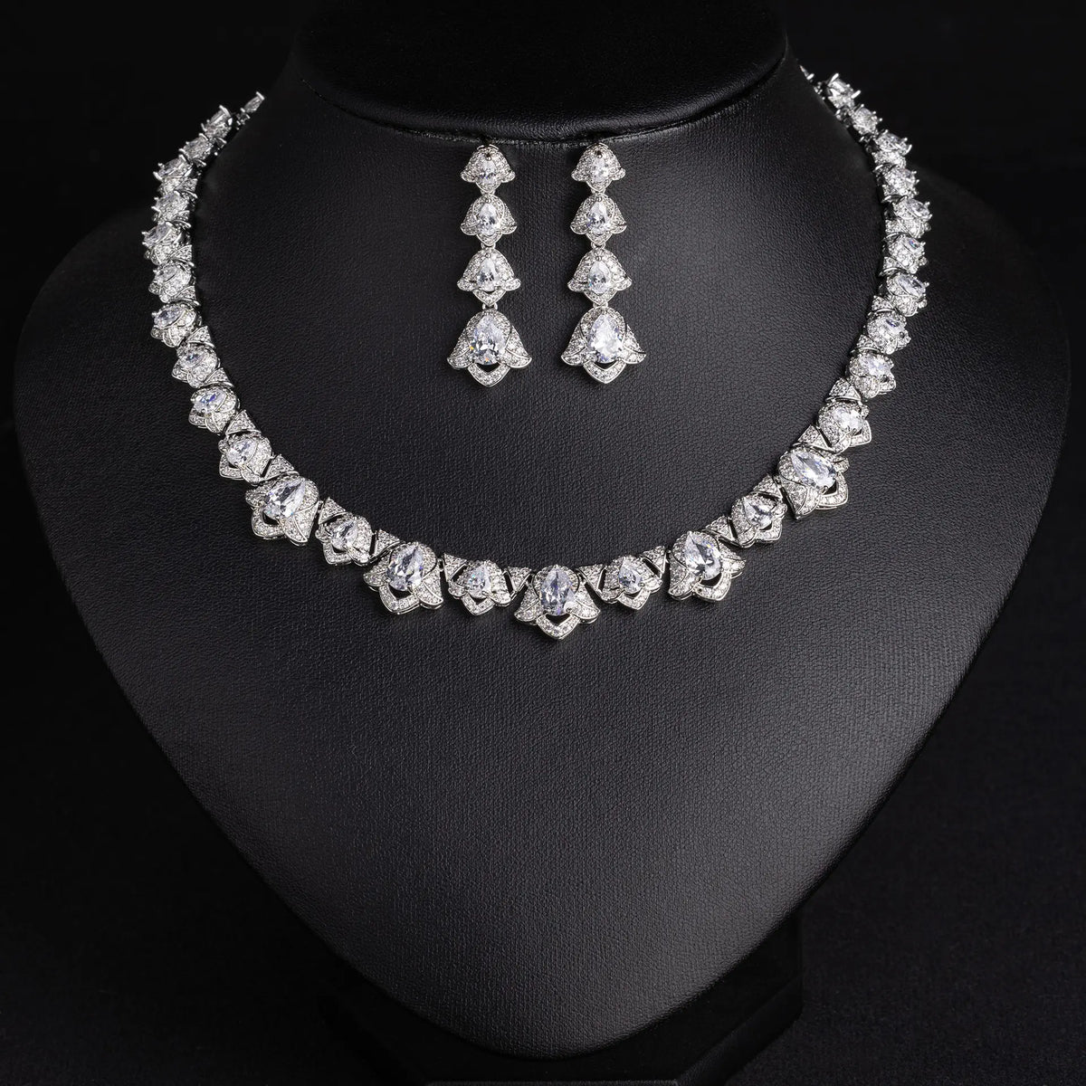 Parure de bijoux glamour en cristal rouge, rose et vert pour soirée de gala