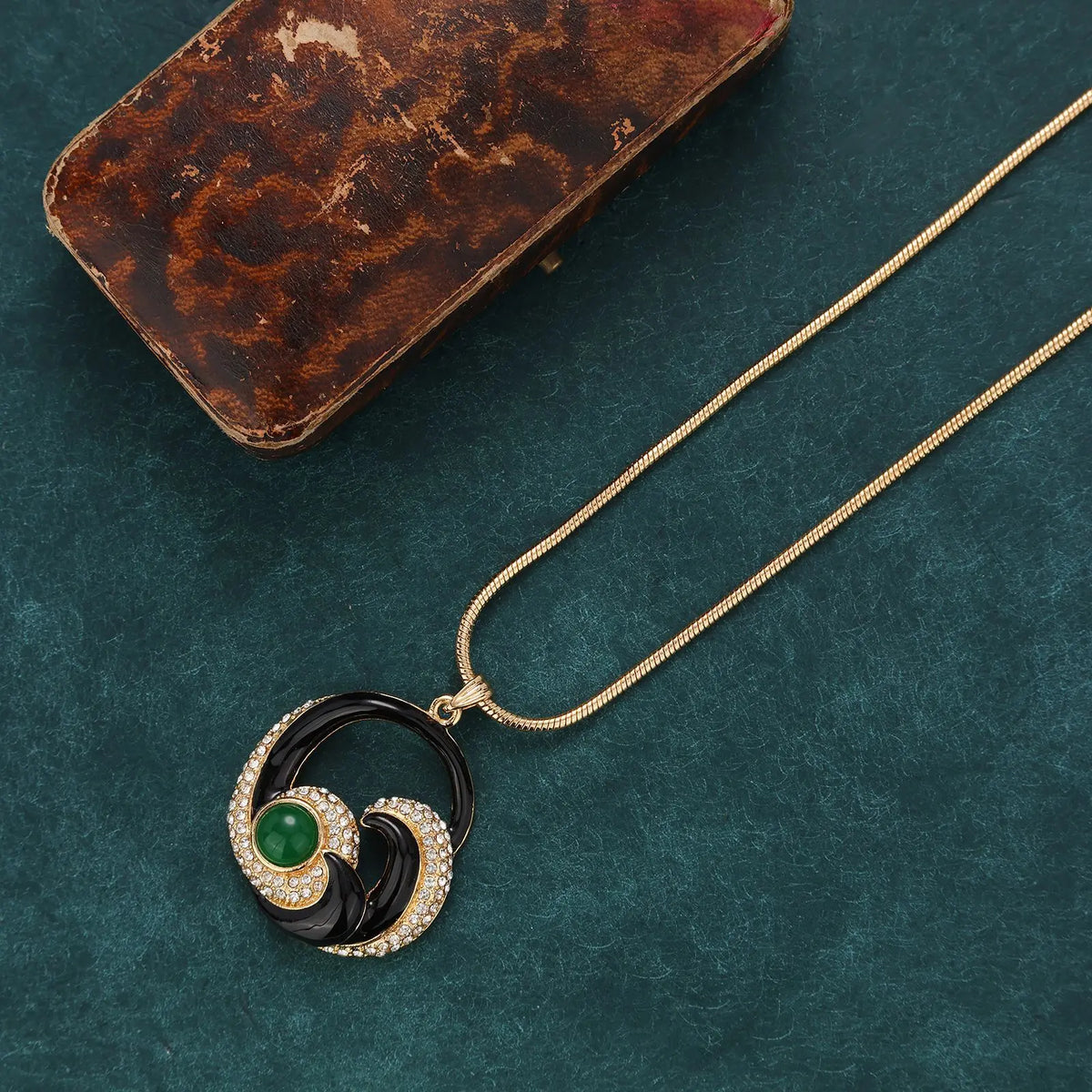Ensemble collier et boucles d'oreilles clous en pierres précieuses de luxe léger de niche