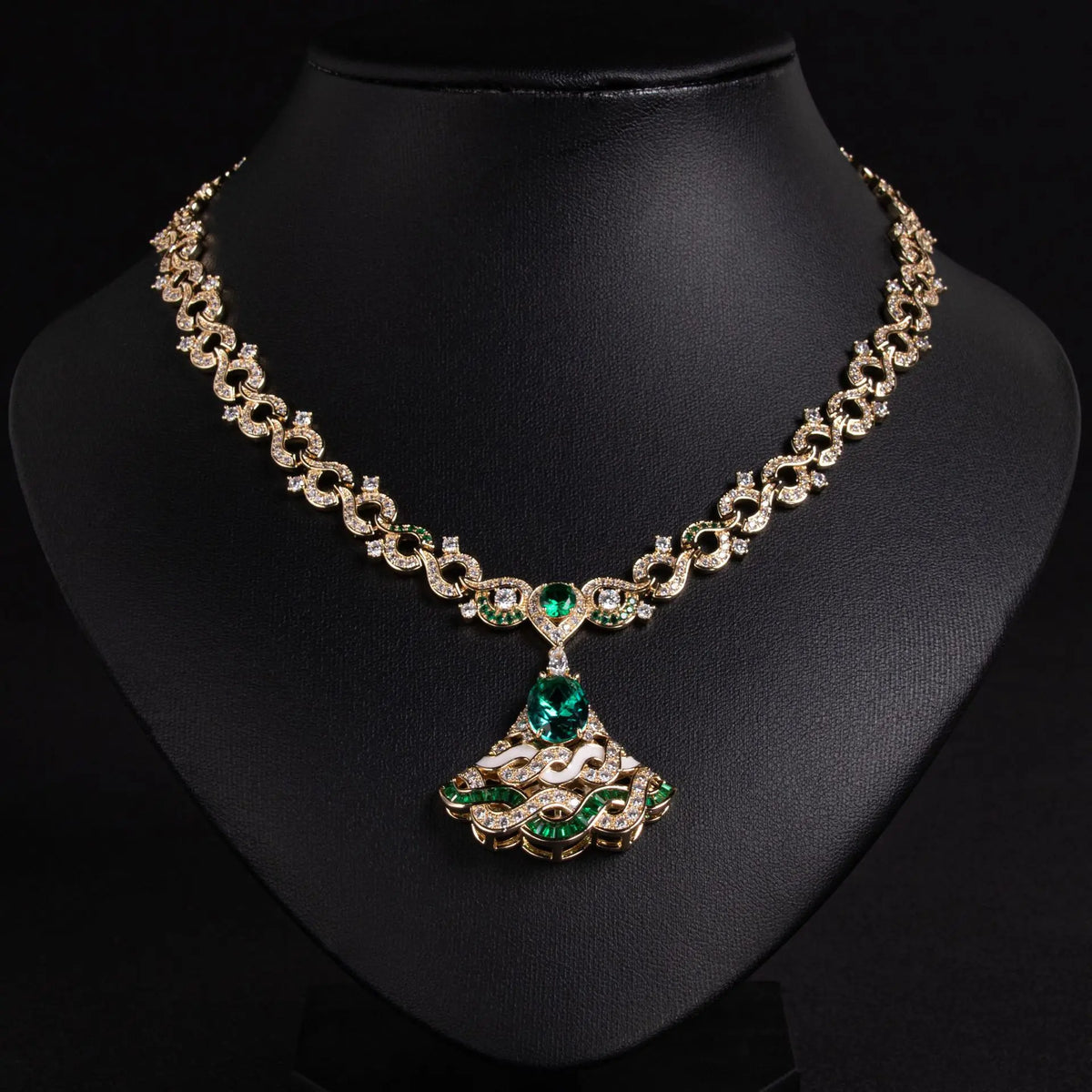 Collier pendentif de luxe en cristal émeraude pour femme