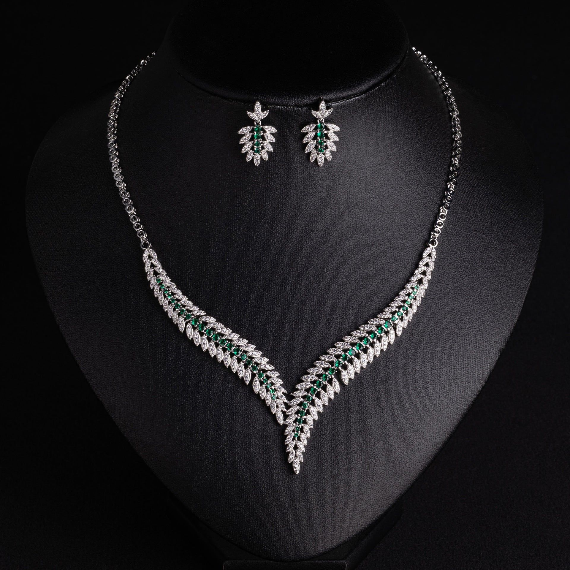 Luxury Emerald Green Leaf Necklace Earrings Set – Elegant Jewelry for Women