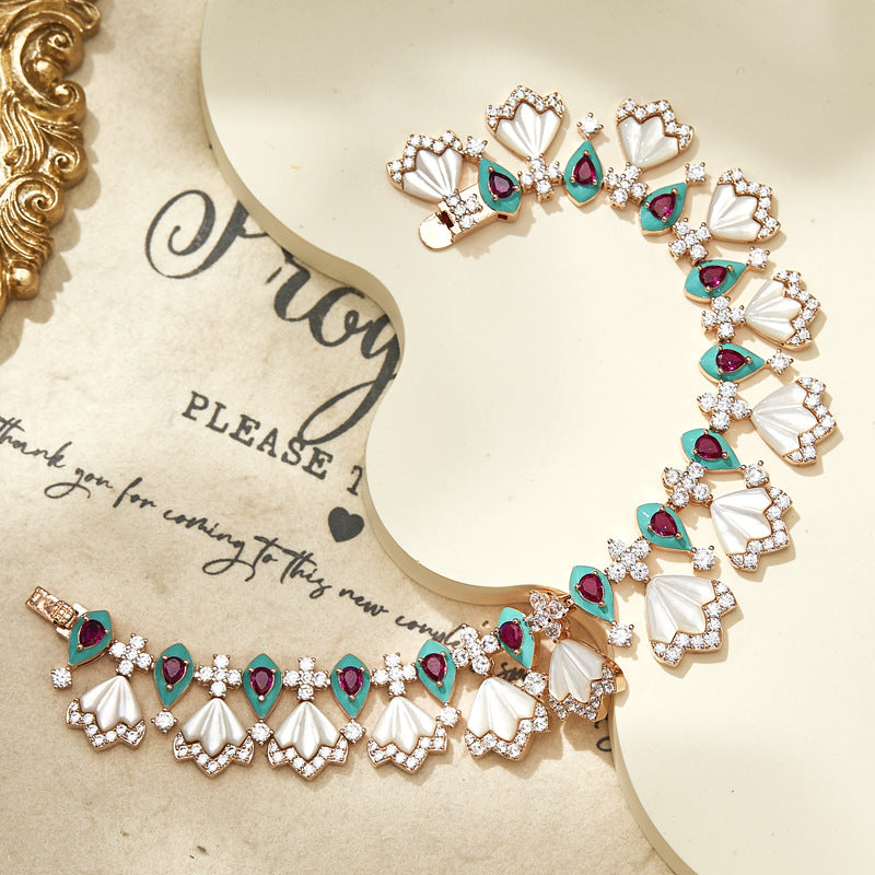 Original design gold-plated white shell cat claw necklace