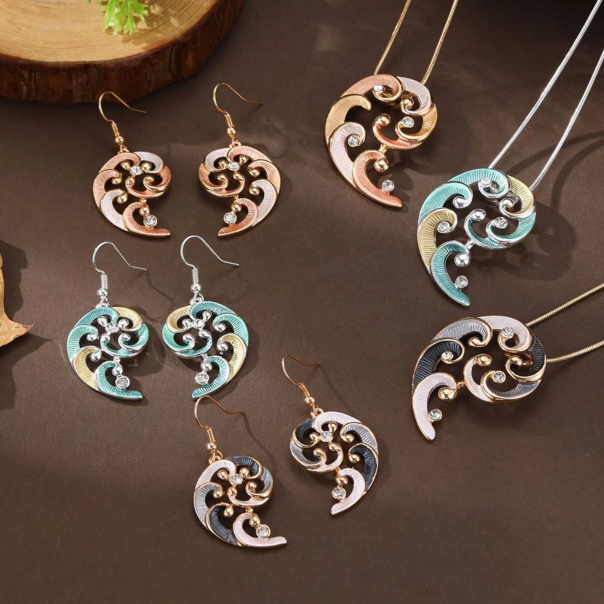 Série de boucles d'oreilles et colliers en pétales géométriques creux