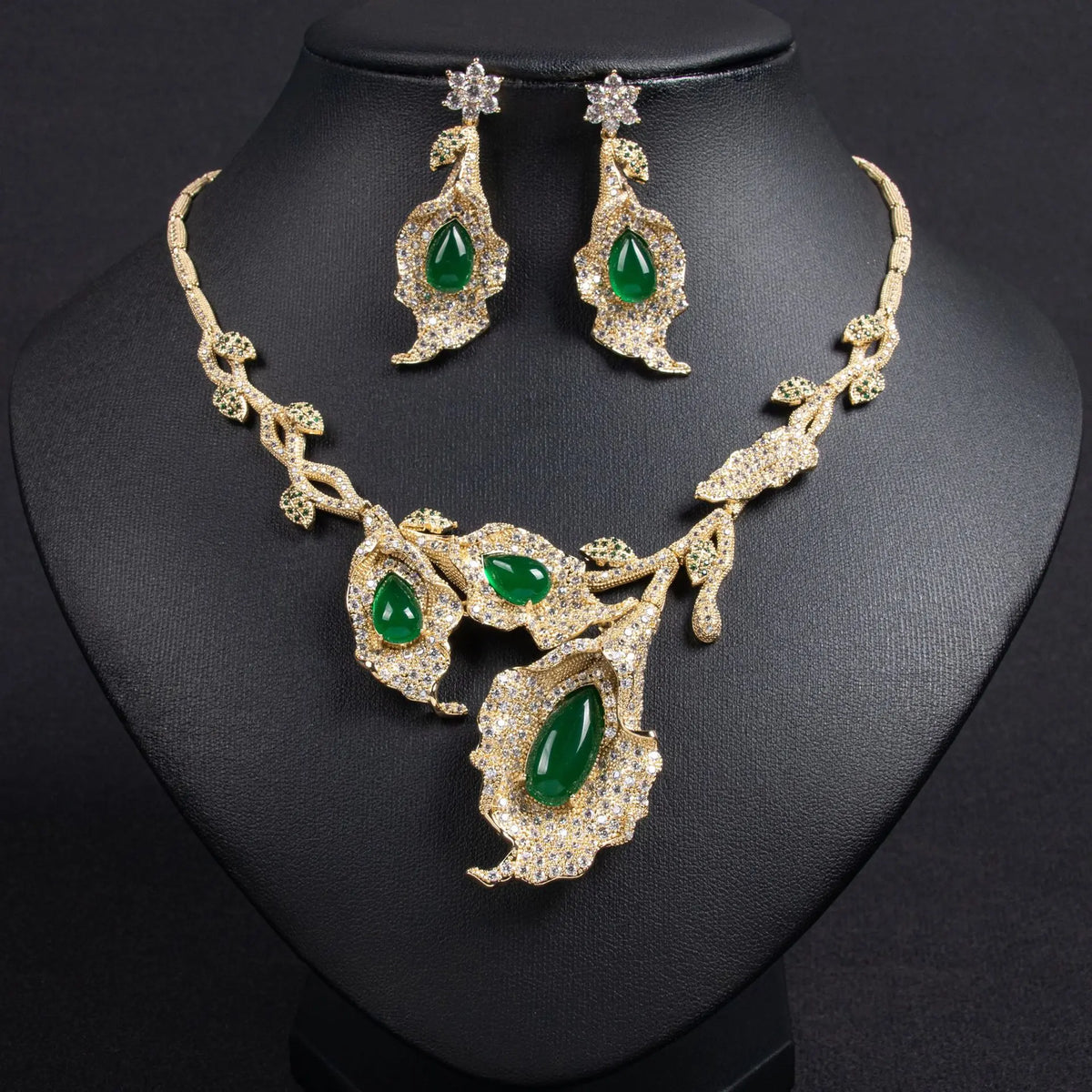 Parure de bijoux de luxe avec collier et boucles d'oreilles en cristal rouge en forme de goutte