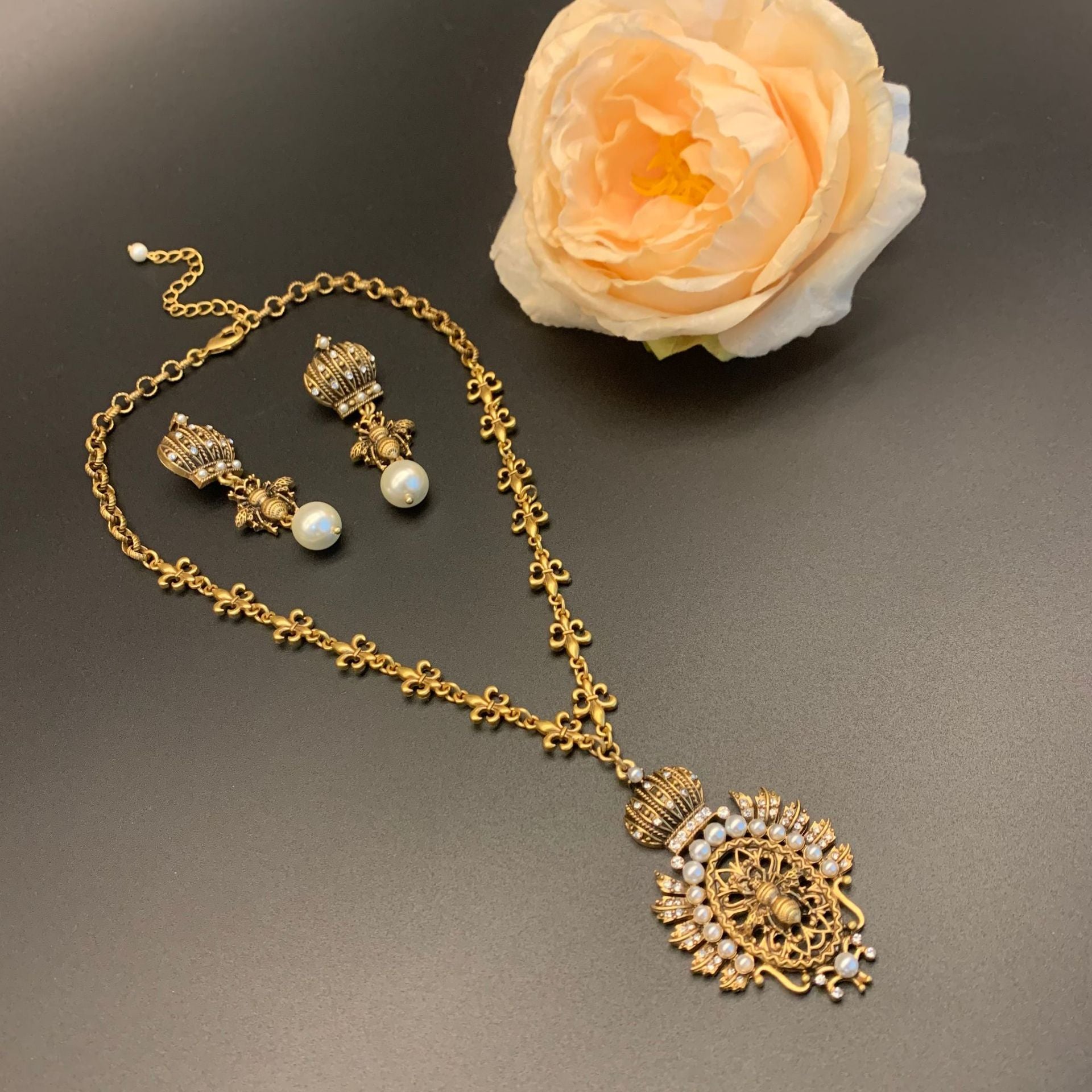 New Crown Bee Pearl Gem Necklace