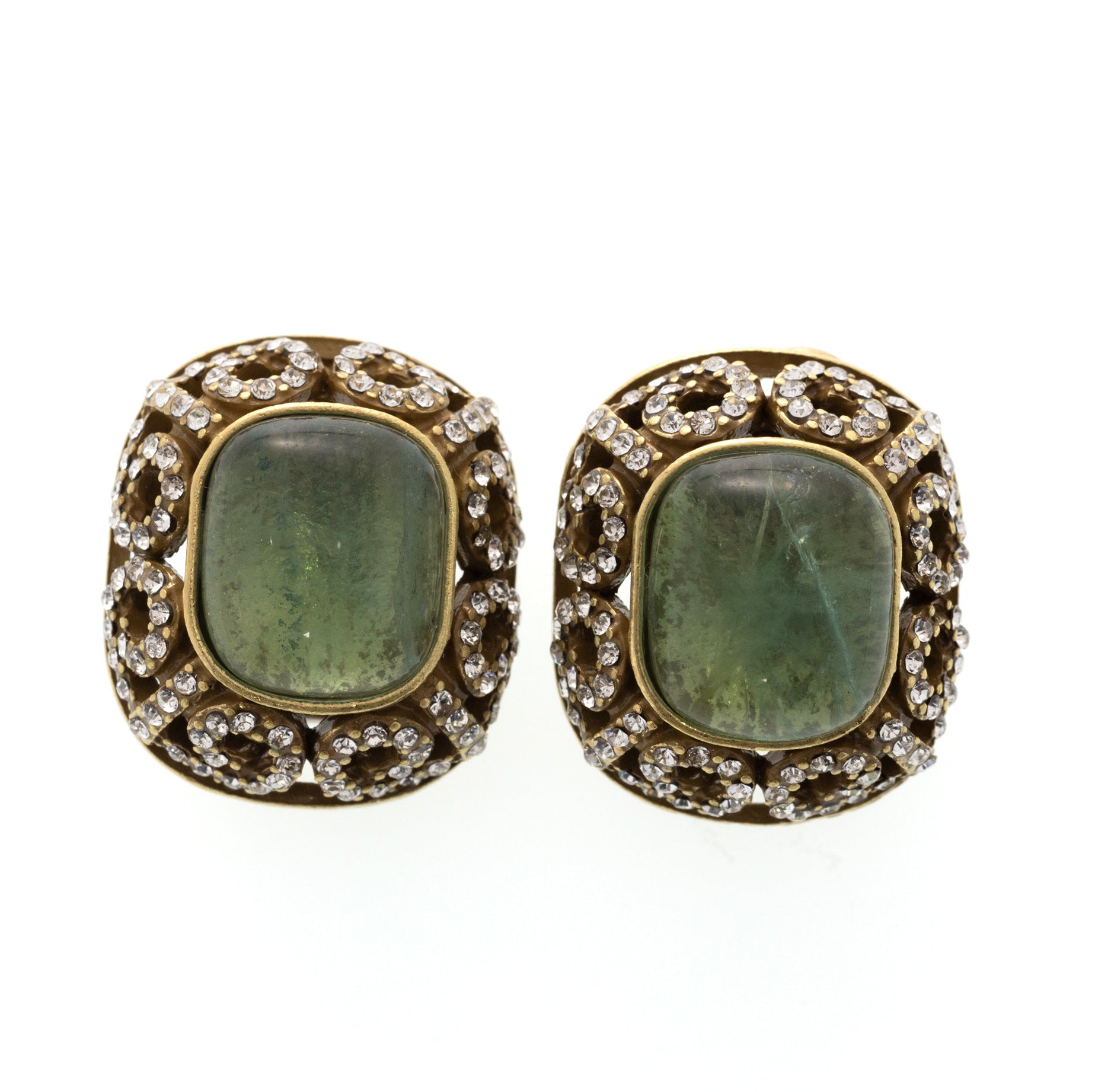 French retro niche design feature earrings