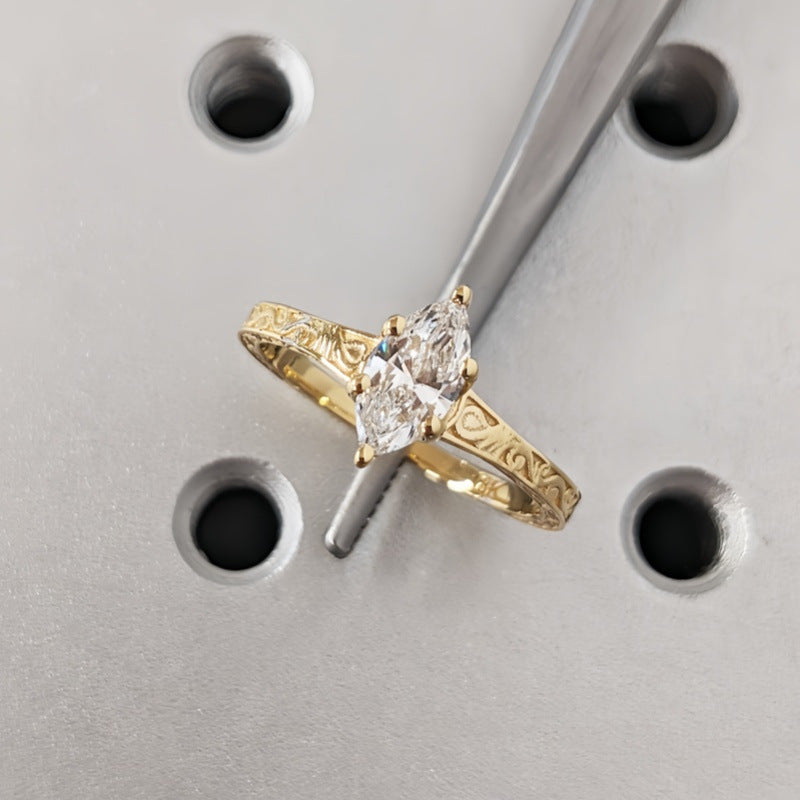 Fashion pattern horse eye zircon ring