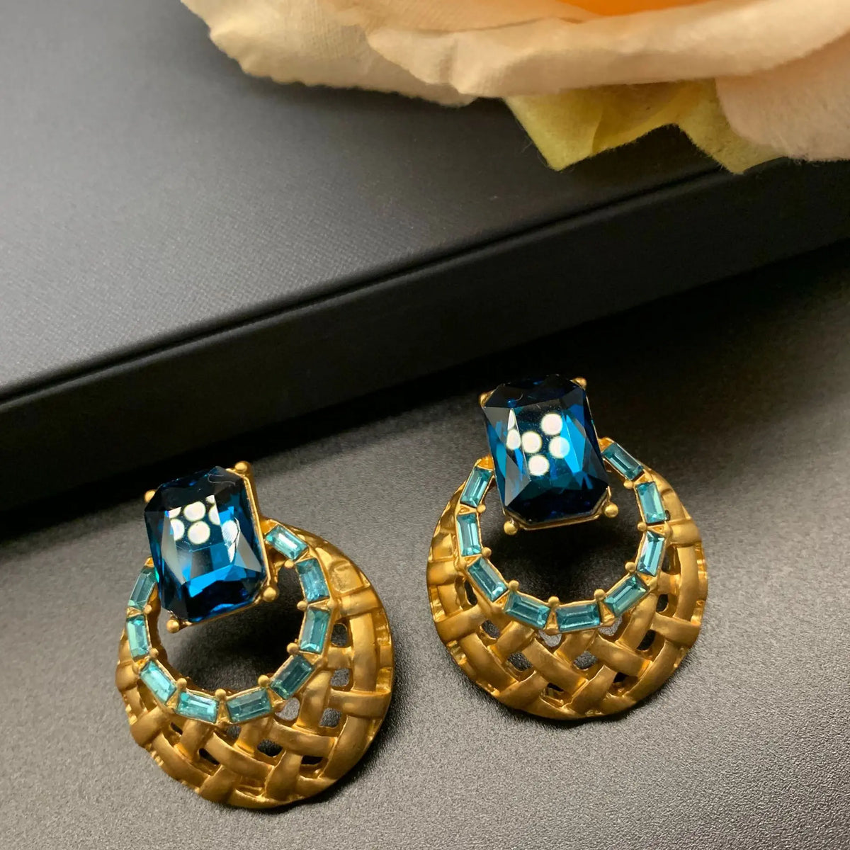 Boucles d'oreilles de luxe légères en maille bleue rétro