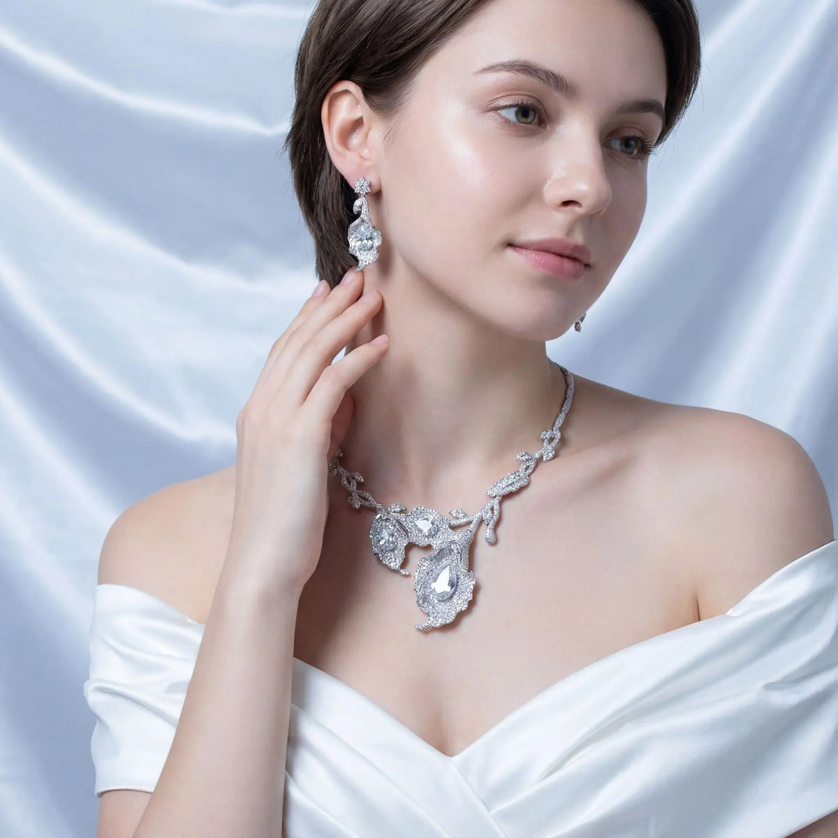 Parure de bijoux de luxe avec collier et boucles d'oreilles en cristal rouge en forme de goutte