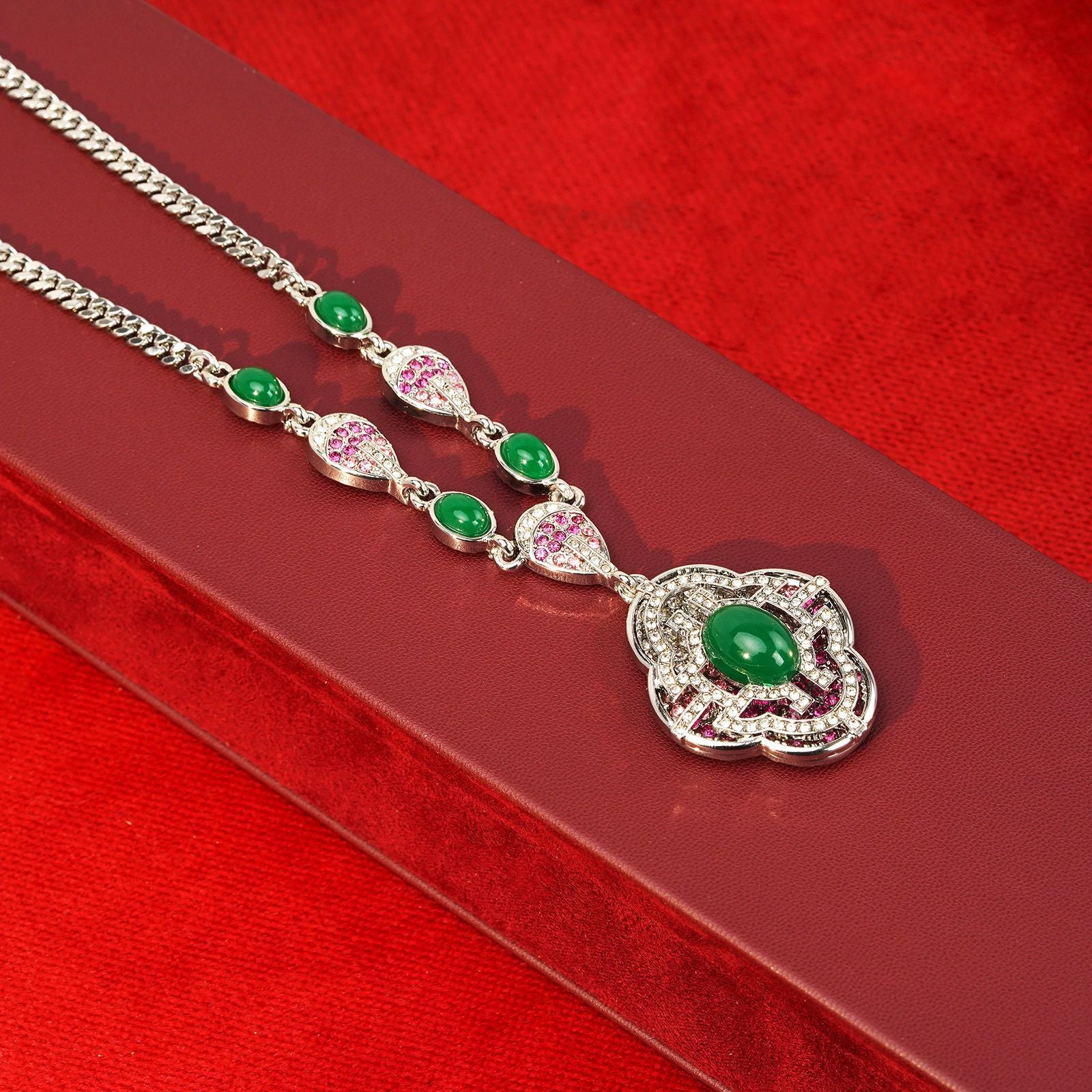 Exquisite trendy stud earrings necklace set, court temperament jewelry, stud earrings necklace set.