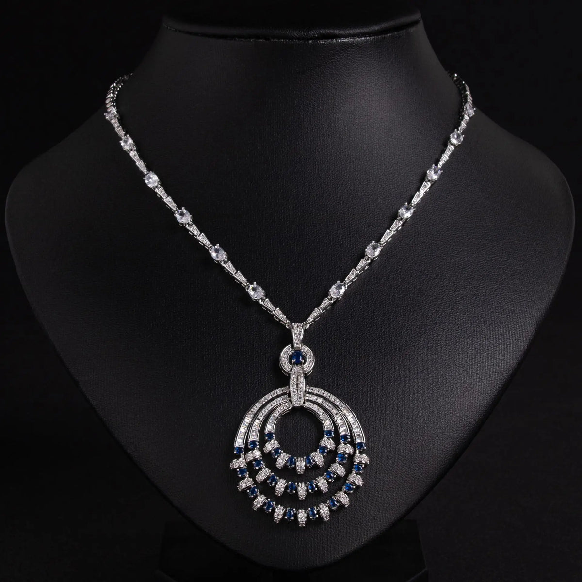 Collier plastron élégant en cristal vert émeraude pour tenue de soirée