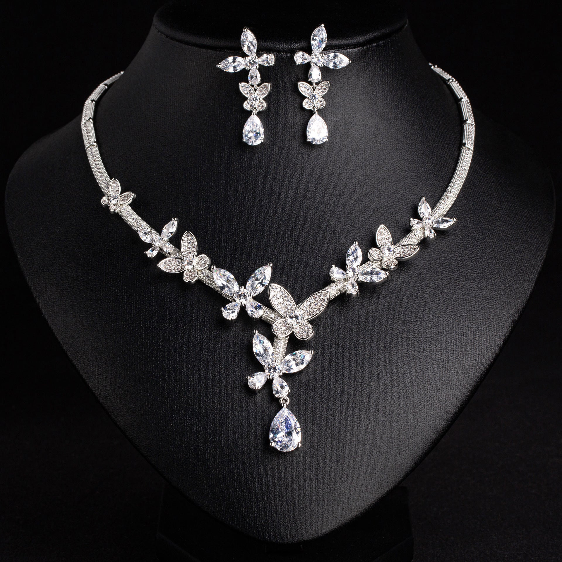 Ensemble collier et boucles d'oreilles fleurs de luxe