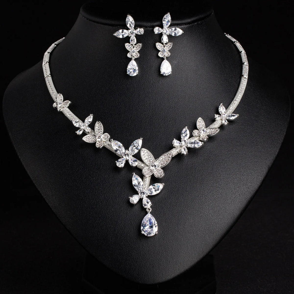 Ensemble collier et boucles d'oreilles fleurs de luxe