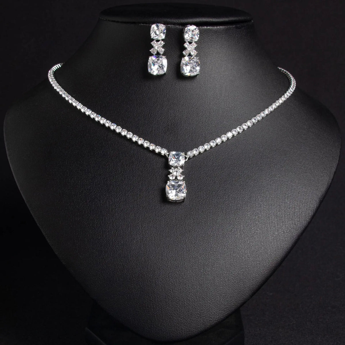 Parure moderne pendentif émeraude et boucles d'oreilles assorties