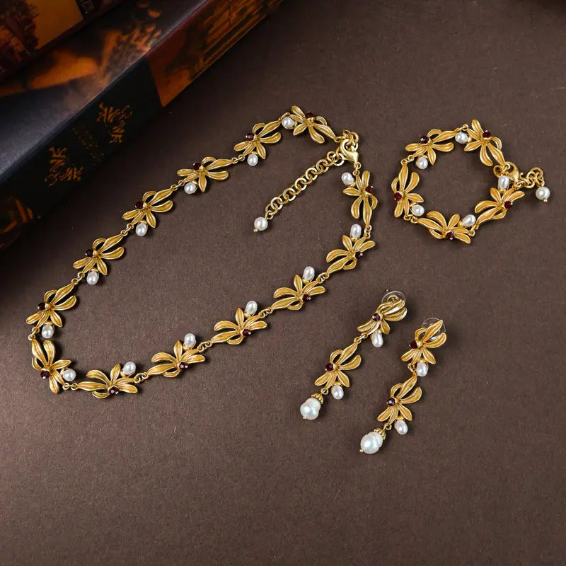 Nouvel ensemble de bijoux médiévaux dorés avec fleurs
