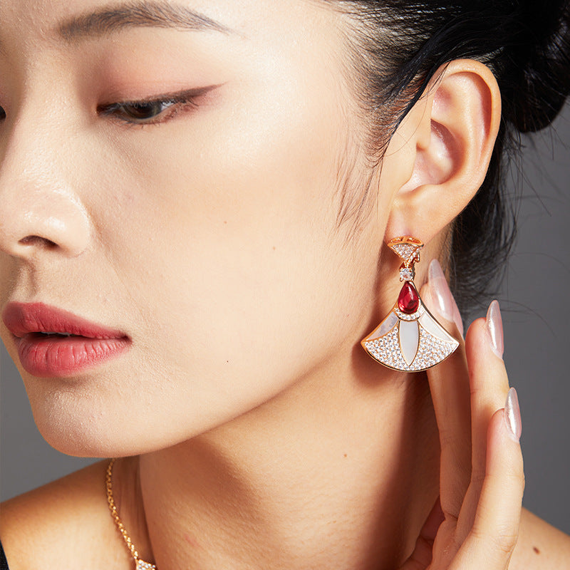 Star with the same gold-plated white shell small skirt earrings