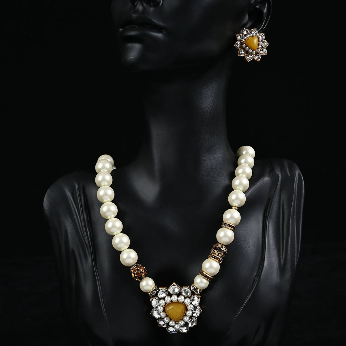 Parure collier et boucles d'oreilles élégante en perles avec pendentif vintage