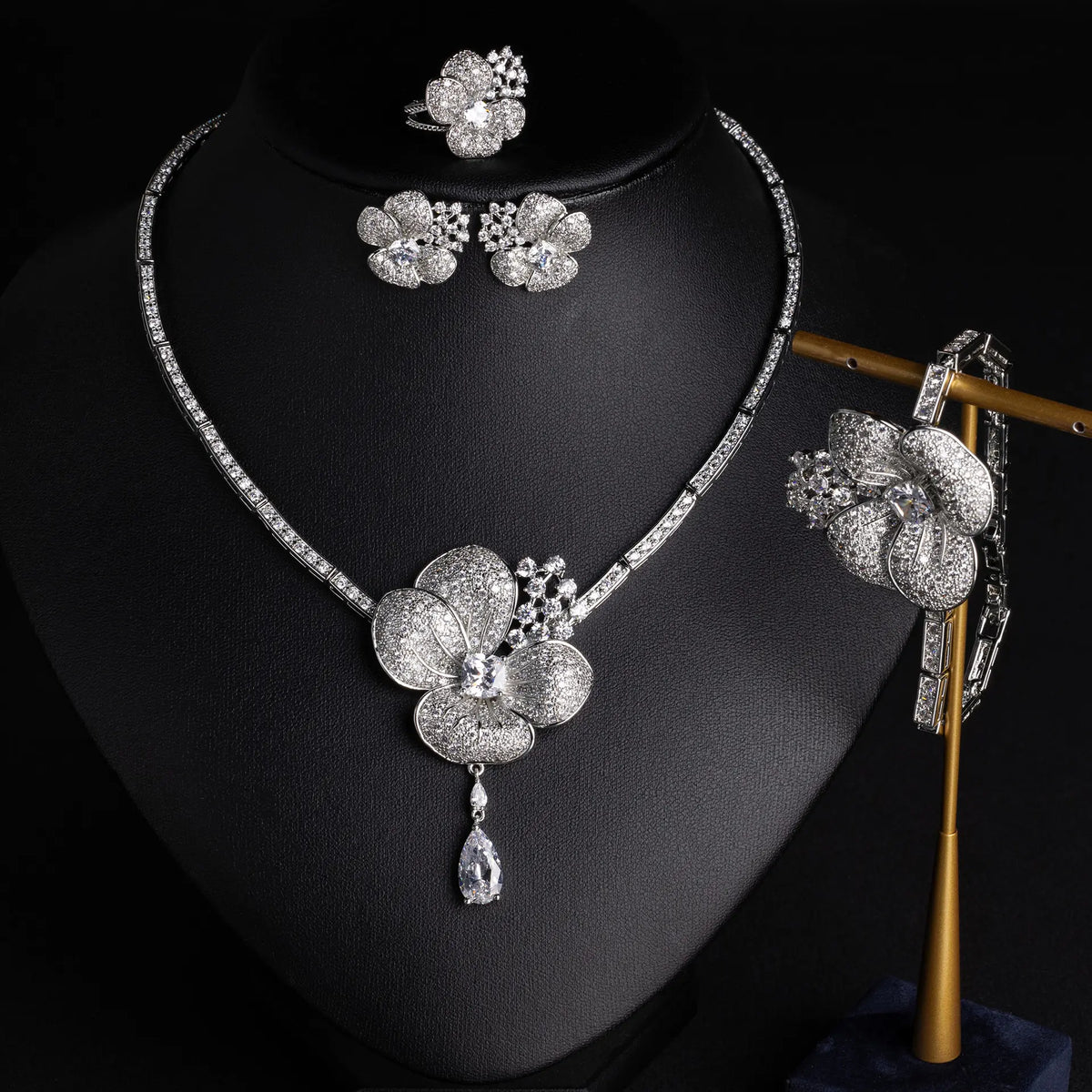 Luxury White Crystal Floral Jewelry Set – Elegant Statement Necklace Earrings