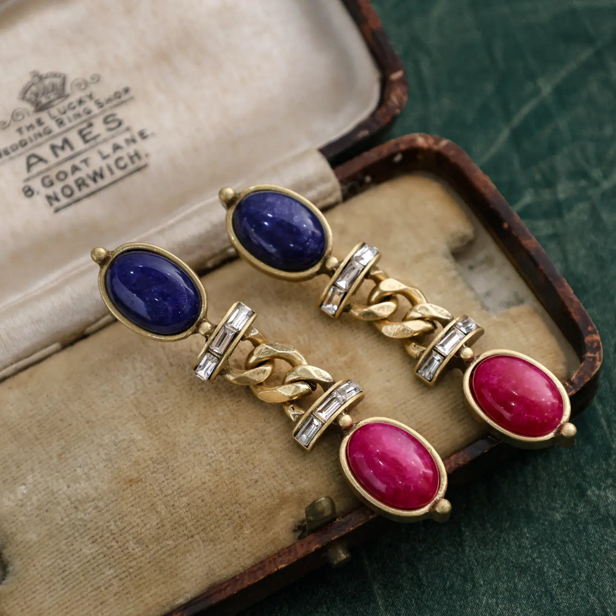 Parure de bijoux médiévaux en pierres précieuses de couleur