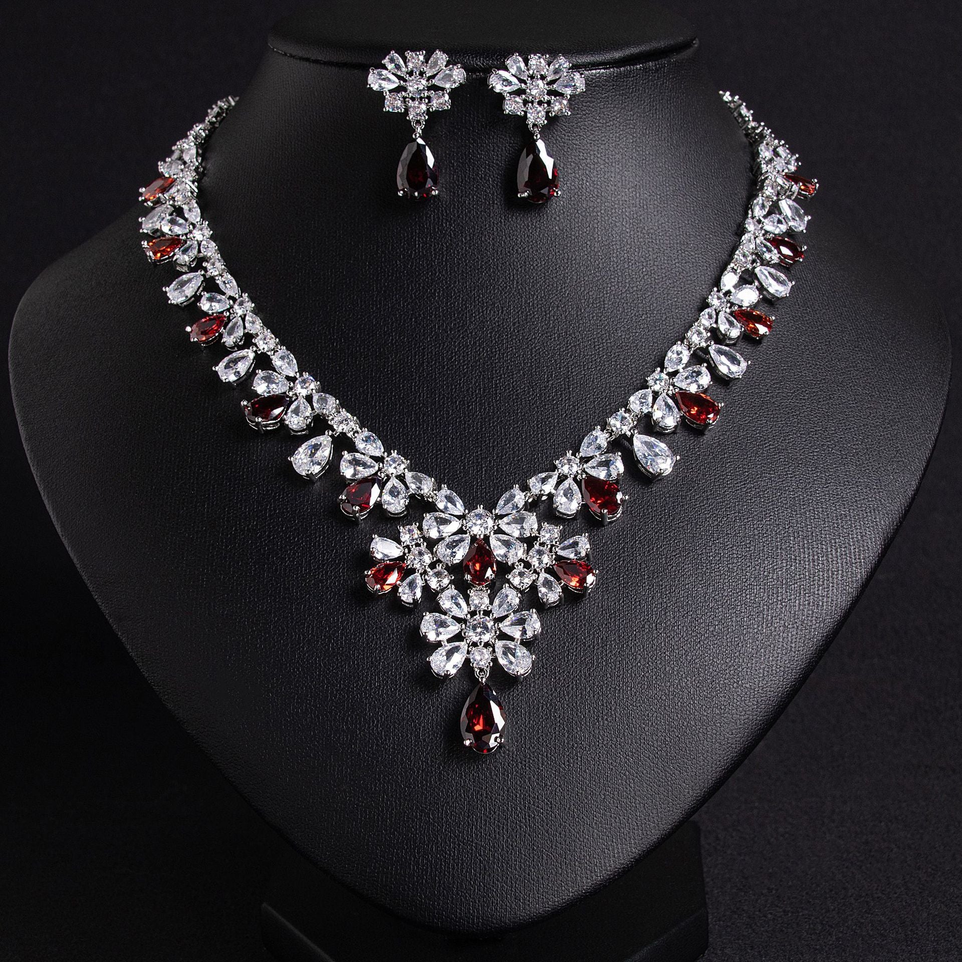 Parure collier et boucles d'oreilles de luxe avec cristaux multicolores pour les fêtes et les occasions spéciales