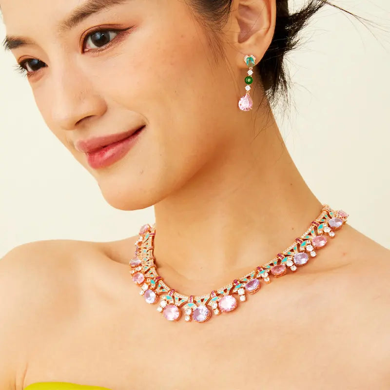 Collier en émail et pierres précieuses plaqué or