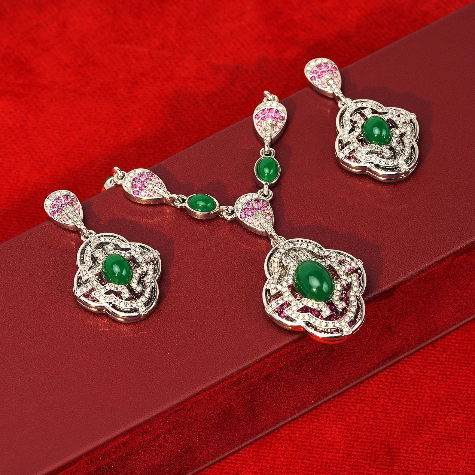 Exquisite trendy stud earrings necklace set, court temperament jewelry, stud earrings necklace set.