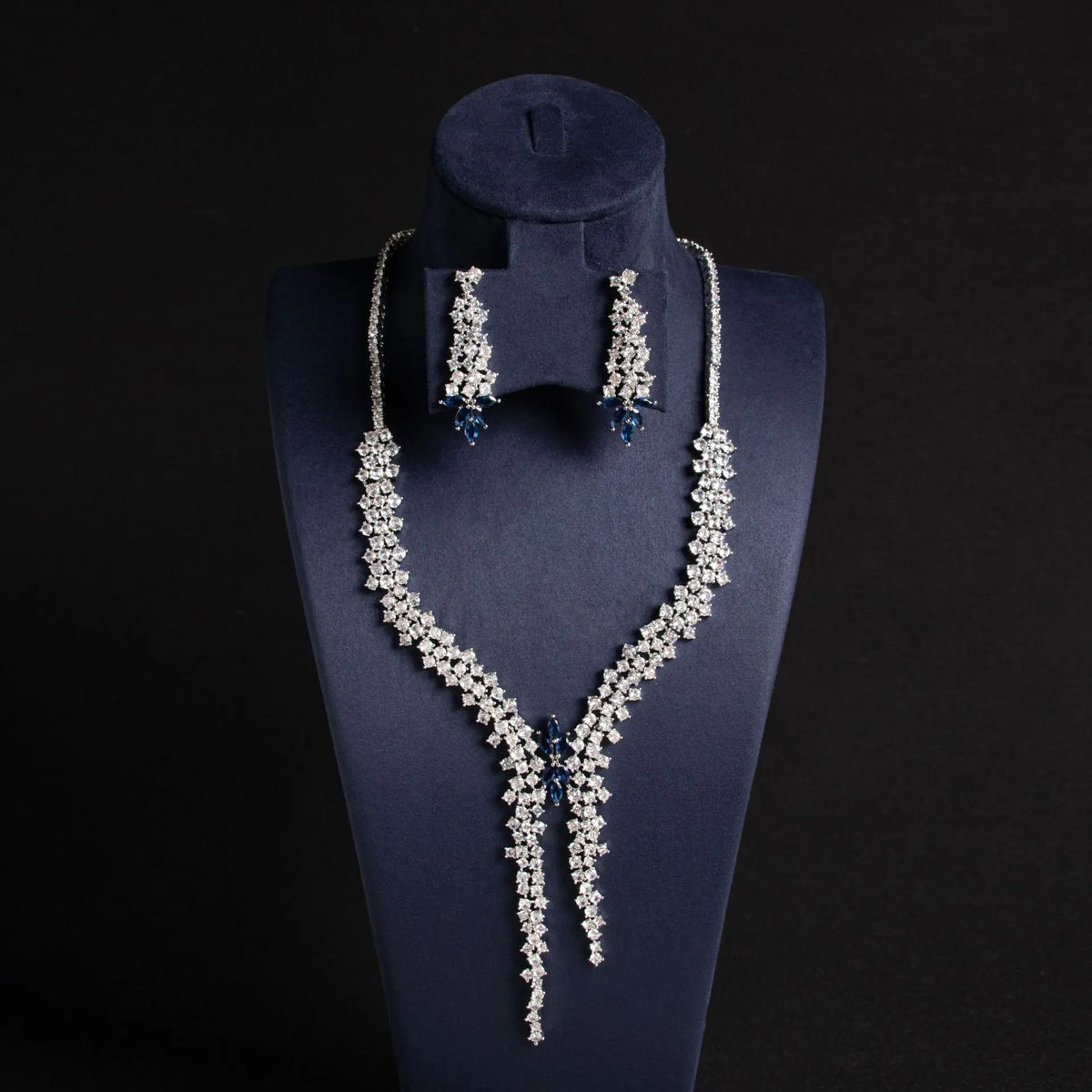 Parure collier et boucles d'oreilles style diamant de luxe avec pompon émeraude