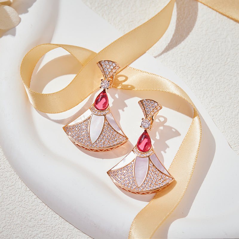 Star with the same gold-plated white shell small skirt earrings