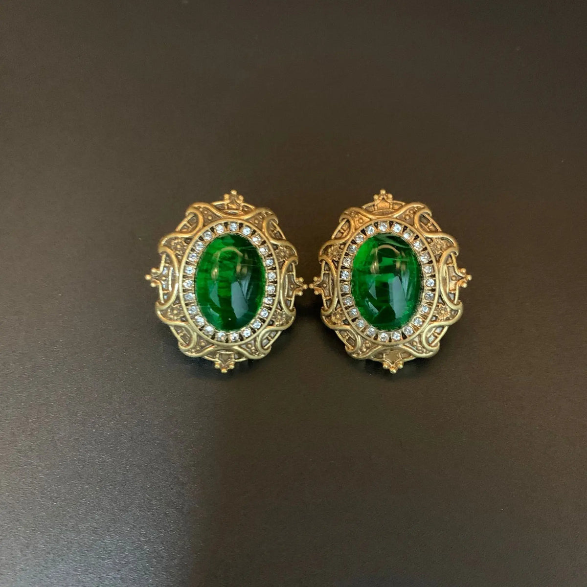 Vieilles boucles d'oreilles vintage en résine verte