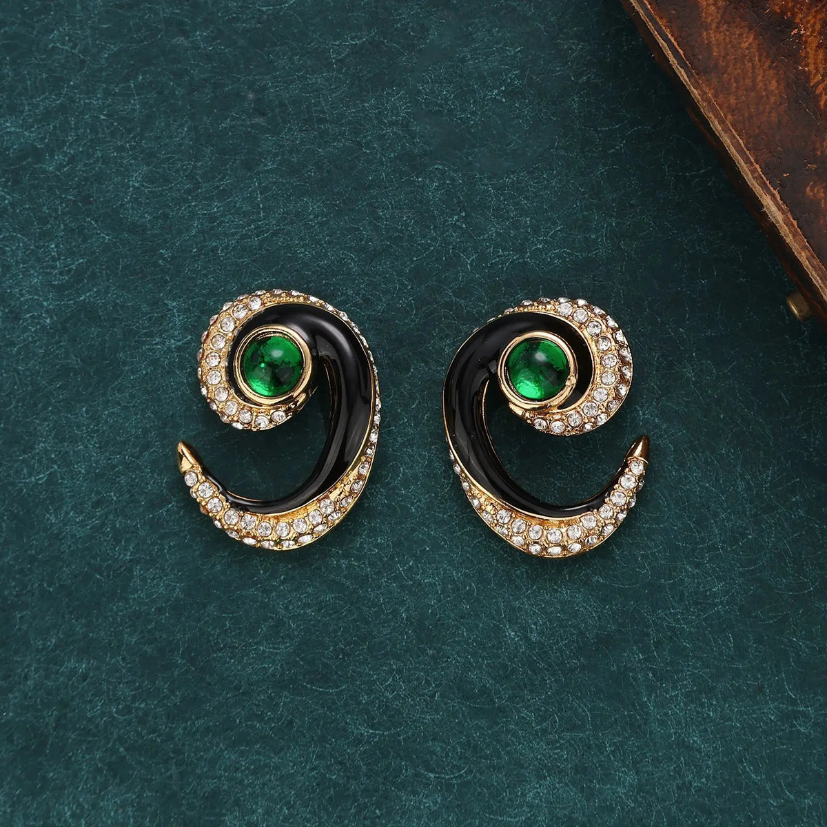 Ensemble collier et boucles d'oreilles clous en pierres précieuses de luxe léger de niche