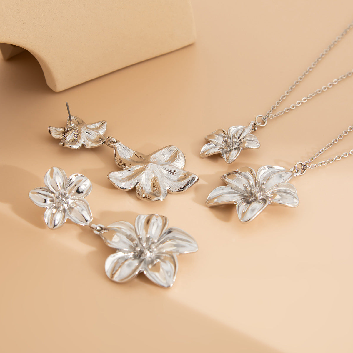 French double flower pendant necklace