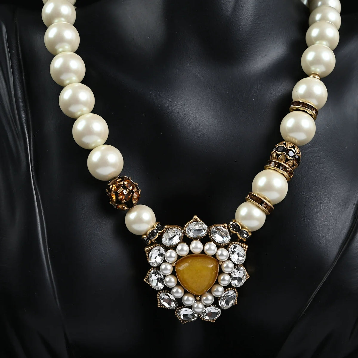 Parure collier et boucles d'oreilles élégante en perles avec pendentif vintage