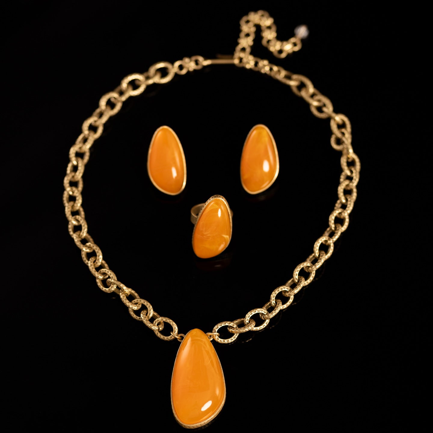 Fashion personalized yellow special-shaped necklace set