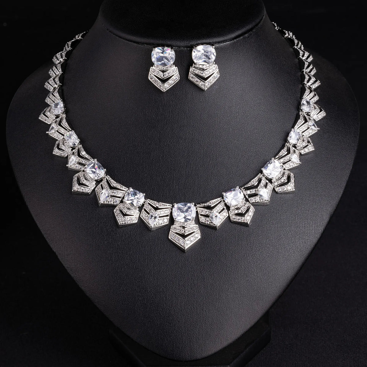 Luxury Emerald Green Crystal Necklace Set for Women – Royal Style Statement Jewelry with Earrings